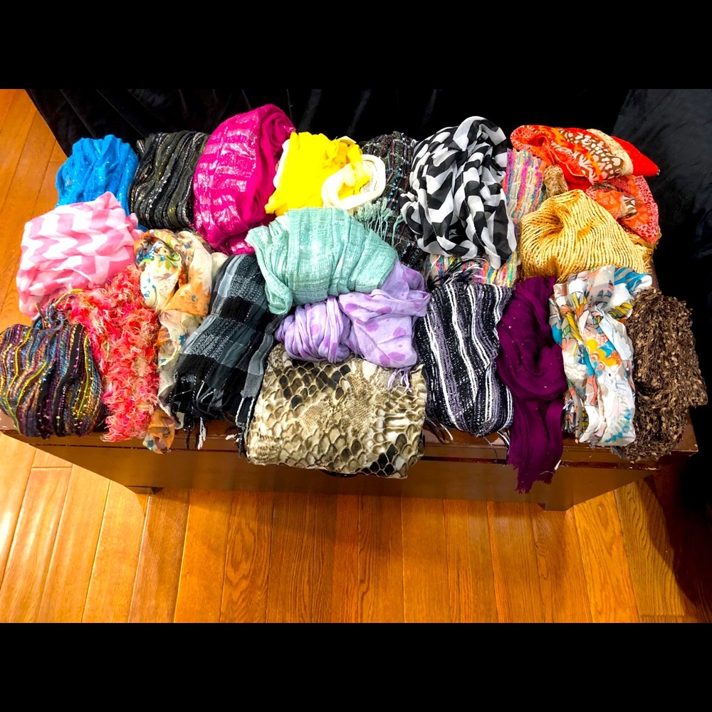 Lot of 21 scarves, excellent condition.